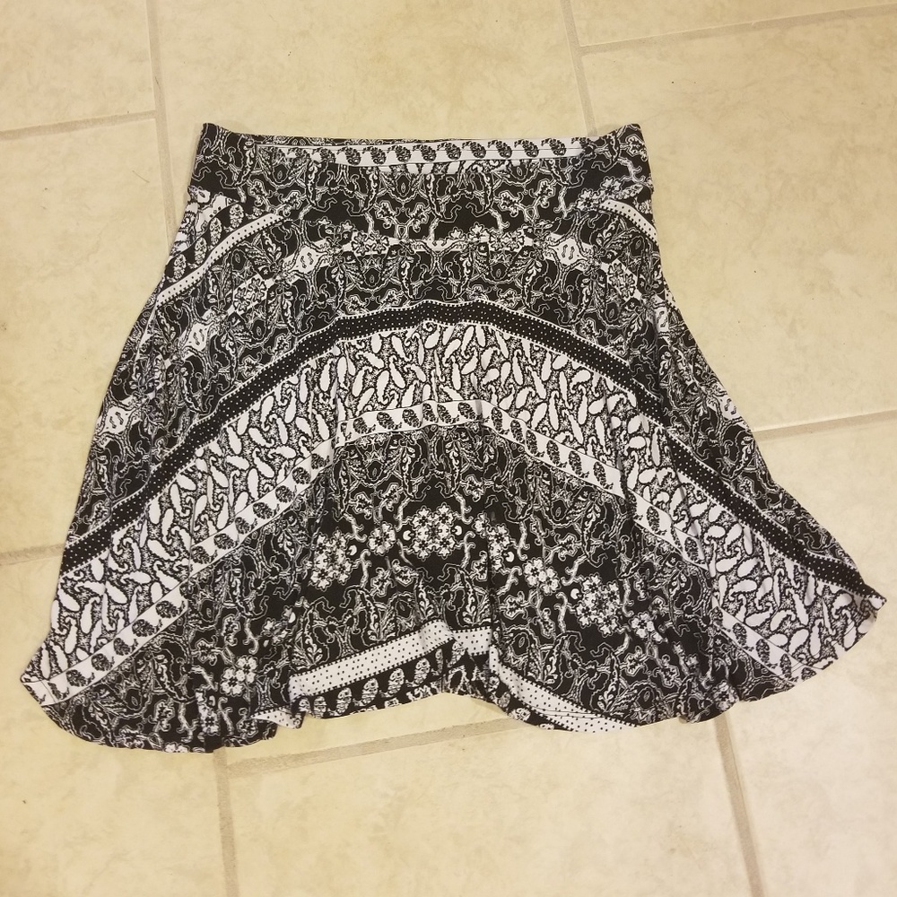 Decree Black & White Mini Flowy Skirt, size Lg.